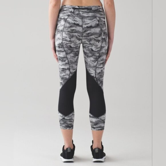 Lululemon Pace Rival Crop (22")Power Luxtreme Hazy Days Black White / Black - Picture 1 of 13